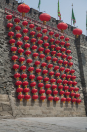 挂在古城墙上的红灯笼