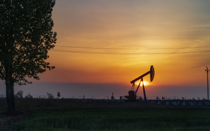 落日下的抽油机