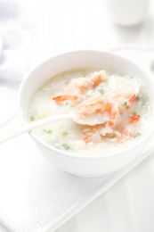 碗里的鲜虾海鲜粥