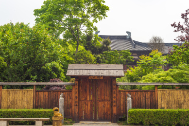 苏州天平山景区历史围墙建筑木门