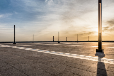 阳光下的室外停车场