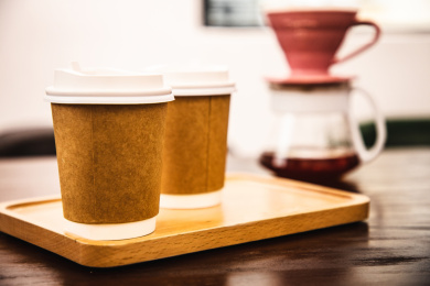 木桌上托盘上咖啡杯和手冲壶