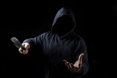 黑暗中一个男人拿刀准备抢劫