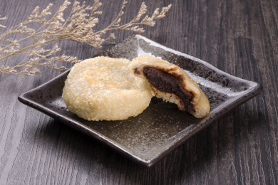 由江米面包裹豆馅油炸而成,想糯可口的炸糕