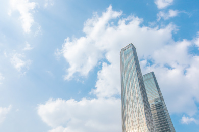 云雾下的高层建筑局部