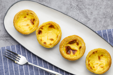 托盘里的美味香甜营养早餐蛋挞