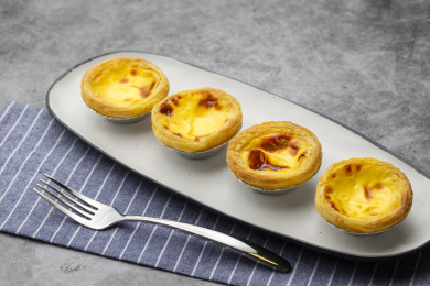 托盘里的美味香甜营养早餐蛋挞