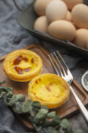 桌子上的西餐蛋挞甜点及鸡蛋