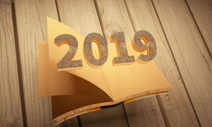 一块木板的书本和创意情人节场景