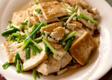 白色瓷碗里的营养素菜葱花炒煎豆腐