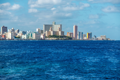 古巴哈瓦那 新城区建筑与海岸线