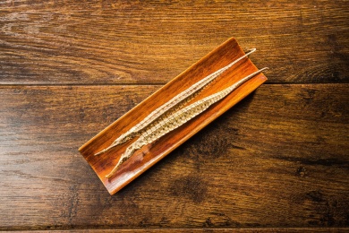 木碟子里的一对广东干海龙