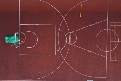 公园里的重叠空间红色篮球场