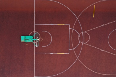 公园里的重叠空间红色篮球场