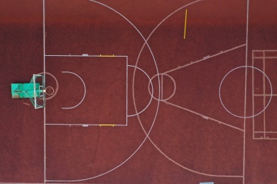 公园里的重叠空间红色篮球场