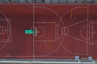 公园里的重叠空间红色篮球场