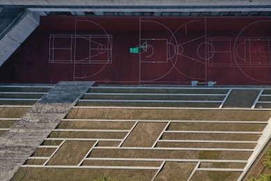 公园里的重叠空间红色篮球场