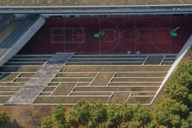 公园里的重叠空间红色篮球场