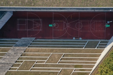 公园里的重叠空间红色篮球场