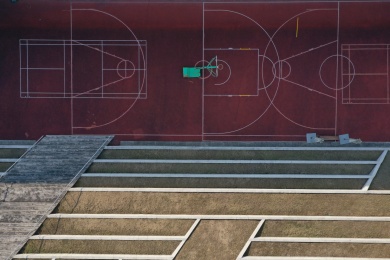 公园里的重叠空间红色篮球场