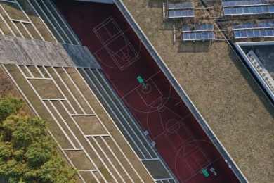 公园里的重叠空间红色篮球场