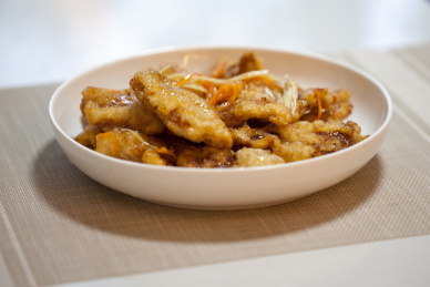 东北菜一盘锅包肉特写