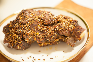 一盘烤羊腿肉特写