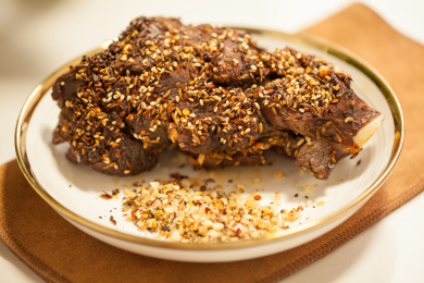 一盘烤羊腿肉特写