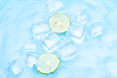 蓝色冰块与柠檬片