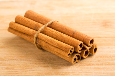 肉桂条在桌子上的特写镜头