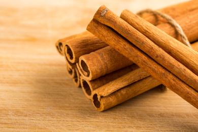 肉桂条在桌子上的特写镜头