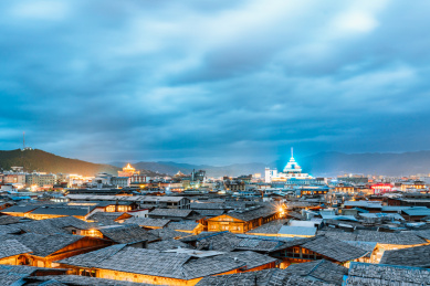 中国云南省香格里拉独克宗古城高视角夜景