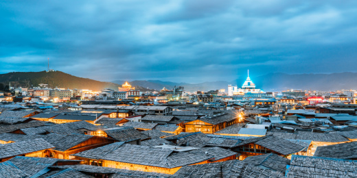 中国云南省香格里拉独克宗古城高视角夜景