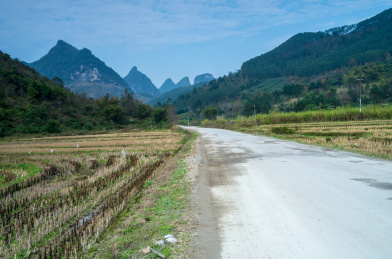 初春广西柳州鹿寨山区穿过田园的道路