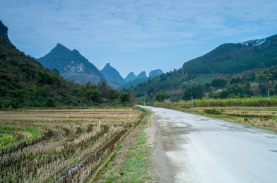 初春广西柳州鹿寨山区穿过田园的道路
