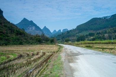 初春广西柳州鹿寨山区穿过田园的道路