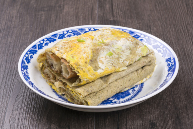 天津著名小吃煎饼馃子,绿豆面煎饼裹着馃子,配以各种酱料,美味可口