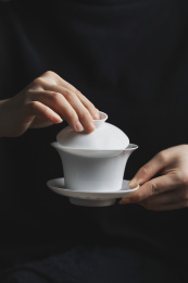 平视角端茶沏茶献茶的动作