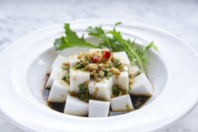 白色圆形盆子装着的凉拌豆腐