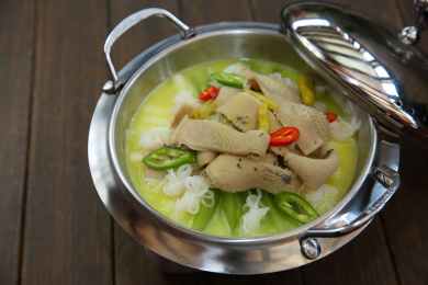 装在金属锅里的川味酸汤牛肚