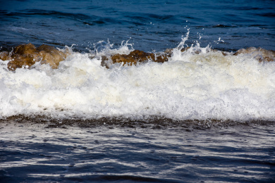 夏日里蓝色海洋里的白浪花