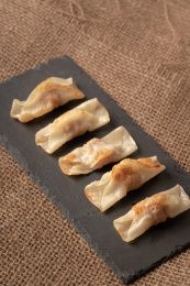 粗麻布上的石岩板，和石岩板上的煎饺