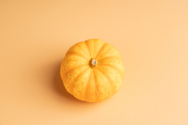 新鲜的蔬菜——金黄色贝贝南瓜