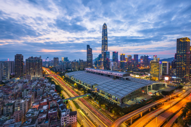 中国深圳市福田会展中心与平安金融中心的入夜灯光