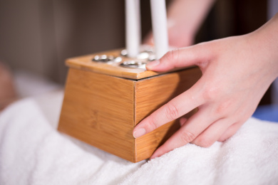 护士放好艾灸盒并点燃艾灸