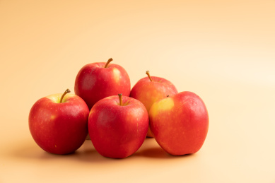 新鲜有营养的水果——红色脆甜的苹果