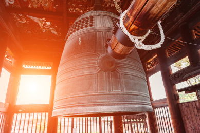 夕阳下日本关西京都寺庙内的大钟