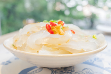 餐桌上的一碗晶莹剔透的川北凉粉