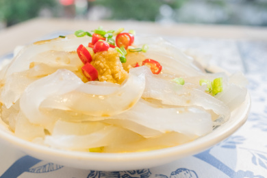 餐桌上的一碗晶莹剔透的川北凉粉