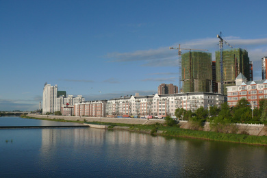 内蒙古海拉尔城市内河两岸风光建筑